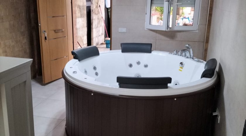 Habitación con un jacuzzi o bañera de hidromasaje con cuatro cojines para la cabeza